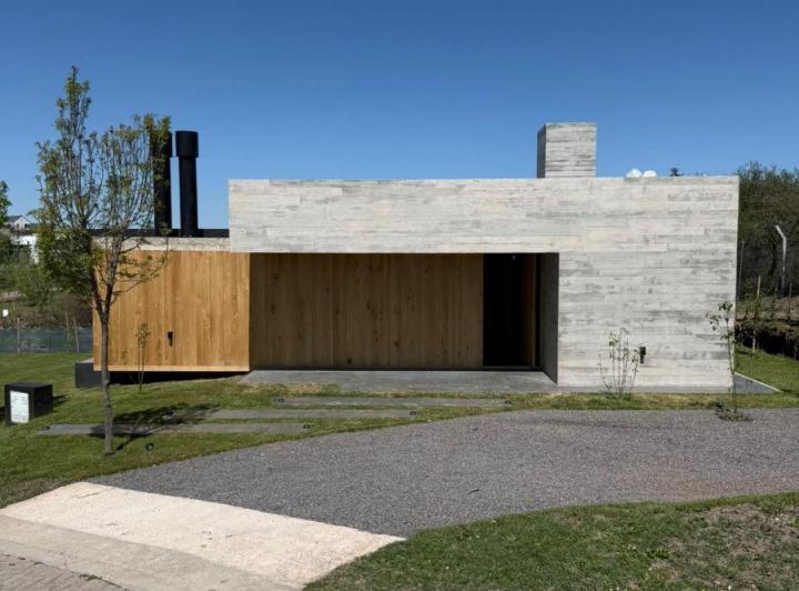 Casa · 375m² · 4 Ambientes · 1 Cochera
