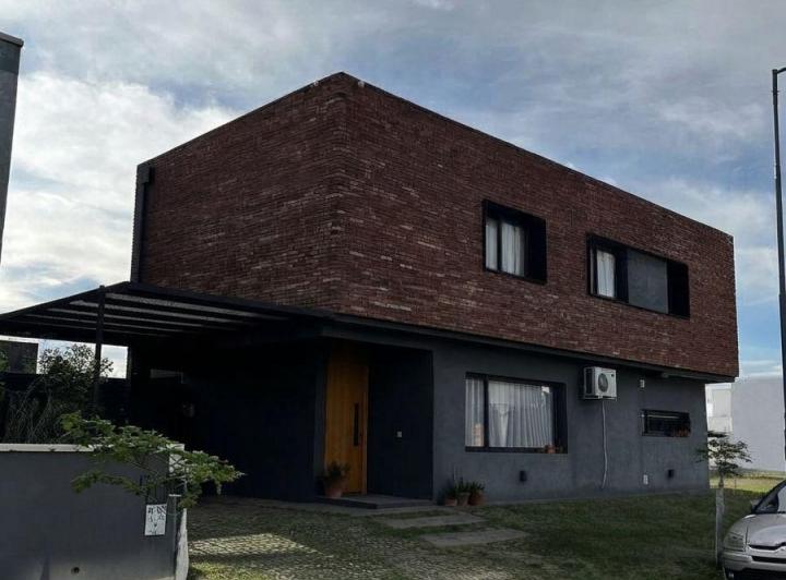 Casa · 170m² · 5 Ambientes · 1 Cochera