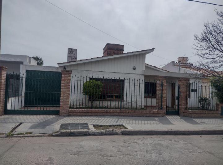 Casa · 240m² · 7 Ambientes · 3 Cocheras