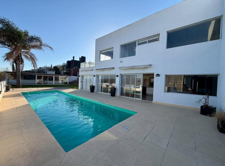 Casa · 200m² · 6 Ambientes · 2 Cocheras