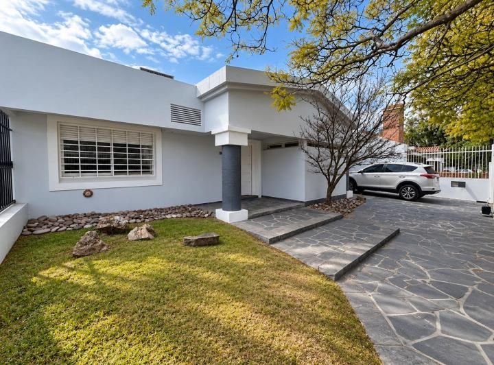 Casa · 550m² · 8 Ambientes · 3 Cocheras