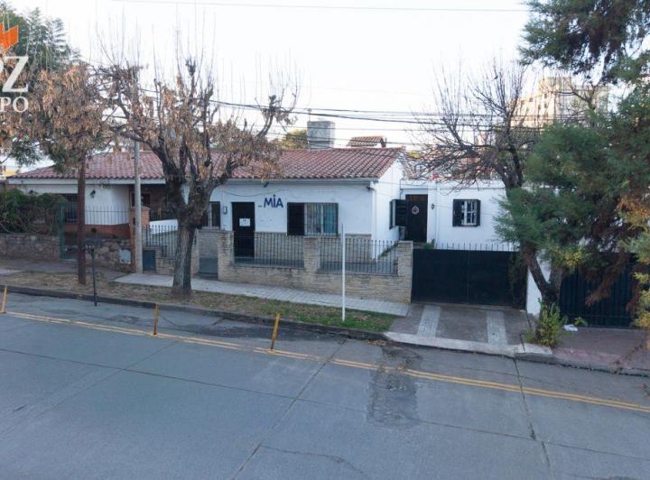 Casa · 145m² · 8 Ambientes · 1 Cochera