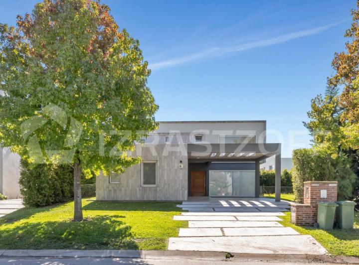 Casa · 204m² · 5 Ambientes · 5 Cocheras
