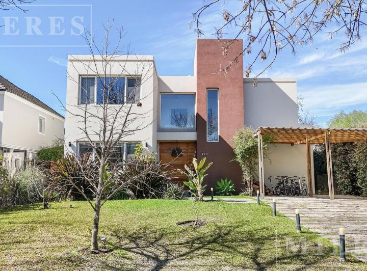 Casa · 290m² · 7 Ambientes · 8 Cocheras