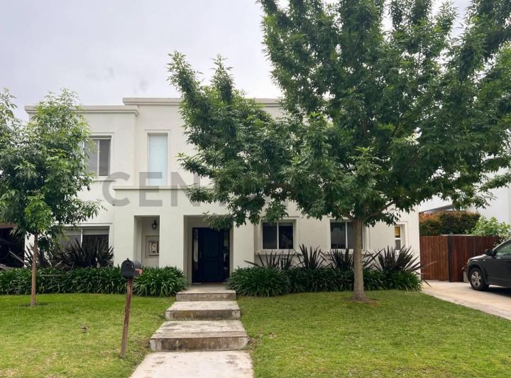 Casa · 260m² · 6 Ambientes · 2 Cocheras