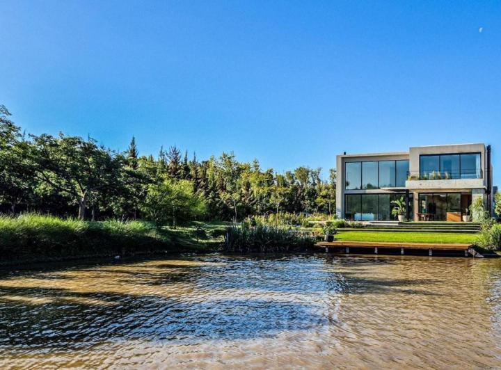 Casa · 560m² · 10 Ambientes · 2 Cocheras