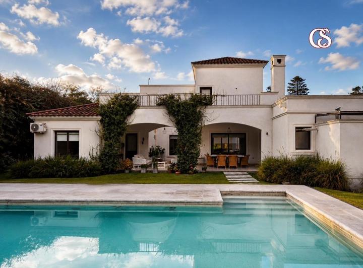 Casa · 380m² · 4 Ambientes · 6 Cocheras
