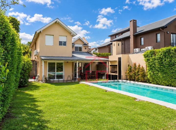 Casa · 180m² · 5 Ambientes · 4 Cocheras