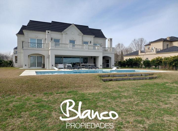Casa · 360m² · 6 Ambientes · 4 Cocheras
