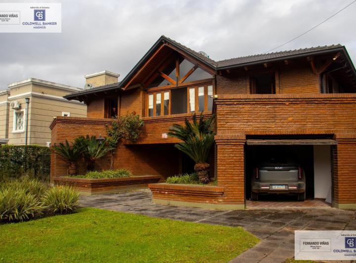 Casa · 261m² · 12 Ambientes · 2 Cocheras