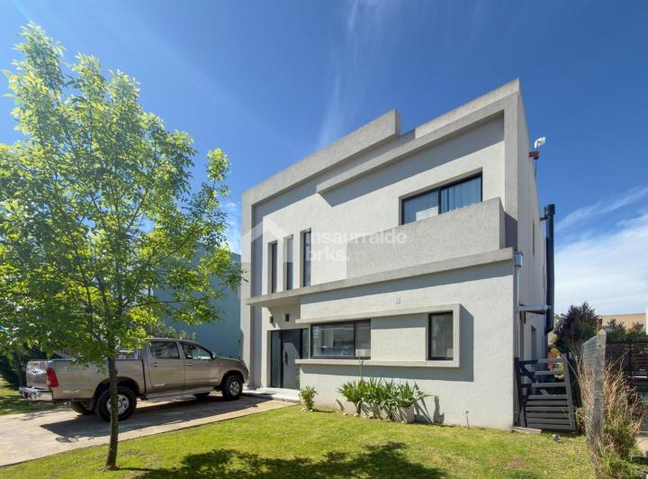 Casa · 180m² · 4 Ambientes · 2 Cocheras