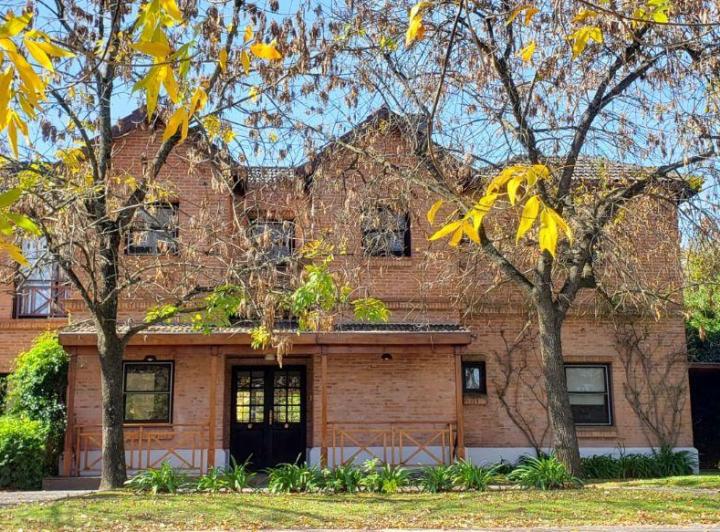 Casa · 385m² · 10 Ambientes · 1 Cochera