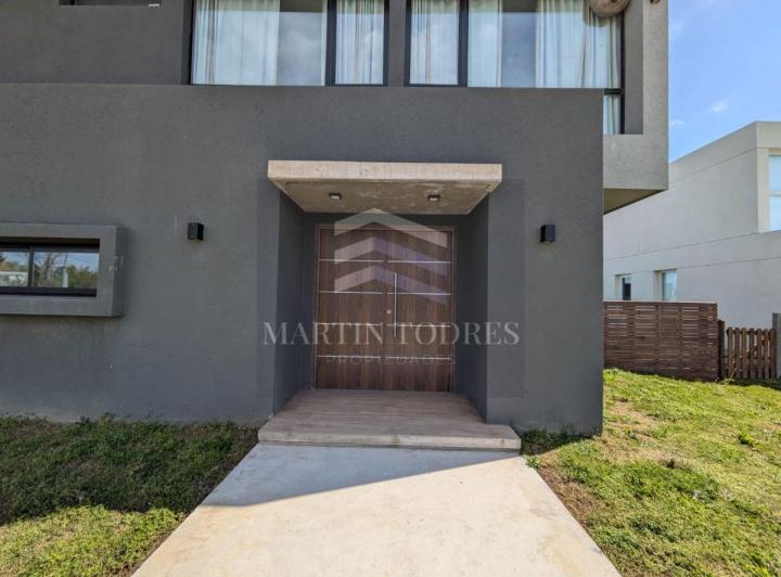 Casa · 173m² · 5 Ambientes · 4 Cocheras