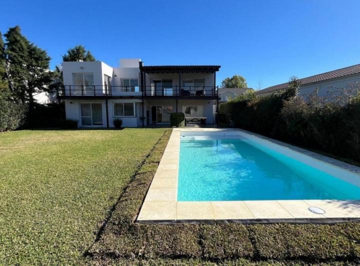 Casa · 200m² · 6 Ambientes · 4 Cocheras
