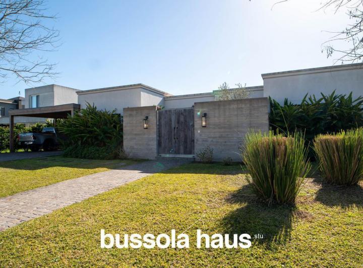 Casa · 180m² · 4 Ambientes · 6 Cocheras