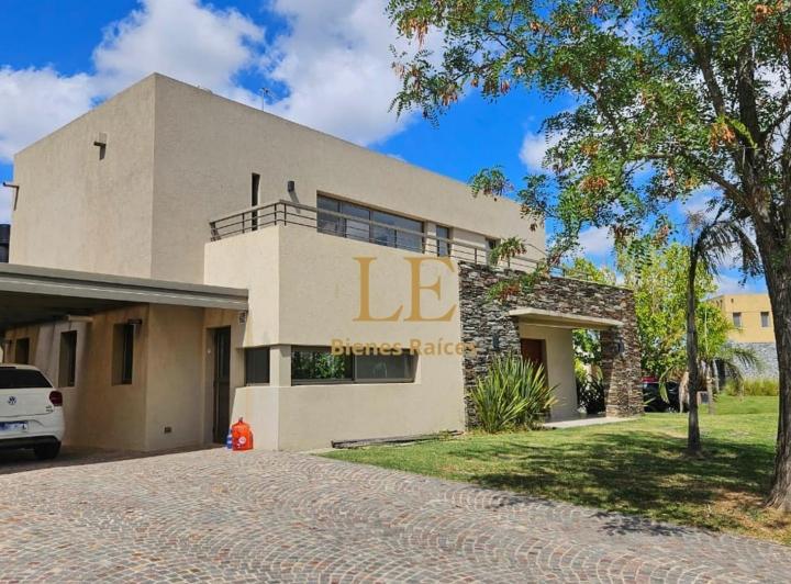Casa · 260m² · 5 Ambientes · 5 Cocheras