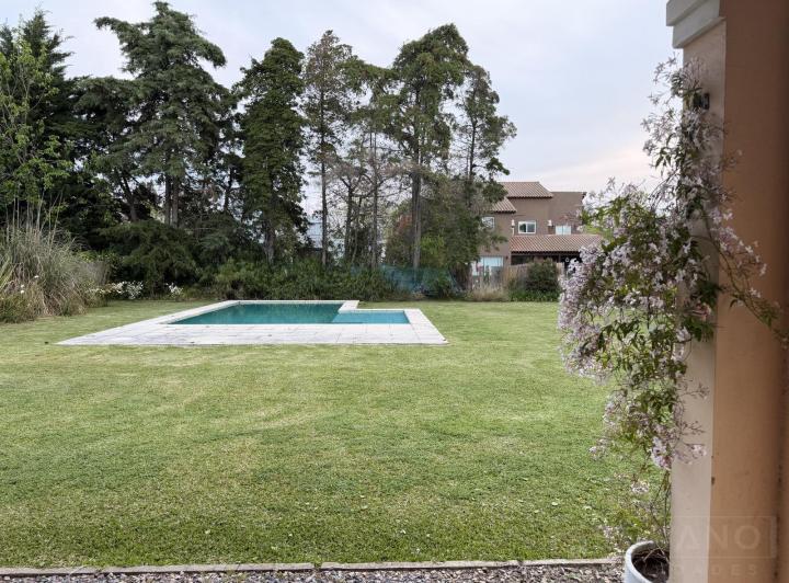 Casa · 180m² · 5 Ambientes · 3 Cocheras