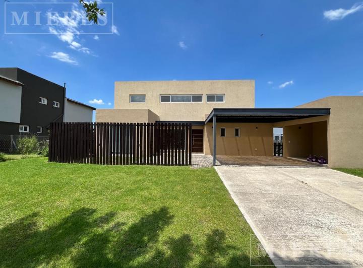 Casa · 220m² · 6 Ambientes · 4 Cocheras