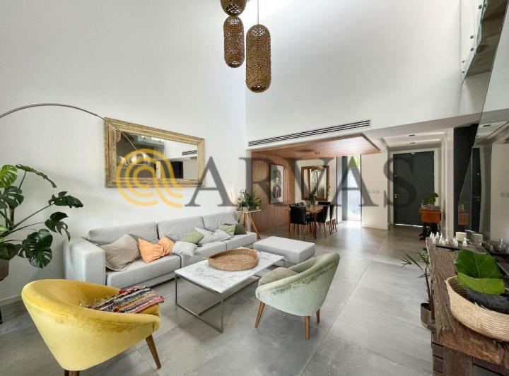 Casa · 280m² · 5 Ambientes · 2 Cocheras