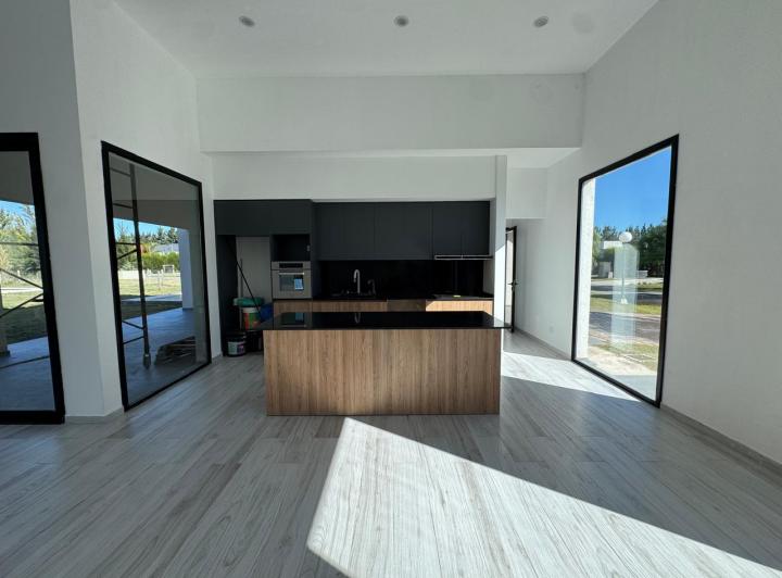 Casa · 180m² · 4 Ambientes · 2 Cocheras
