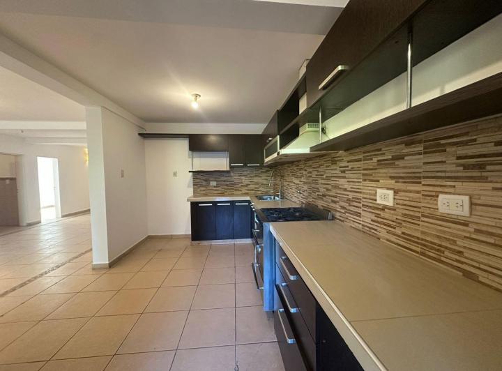 Casa · 240m² · 6 Ambientes · 2 Cocheras