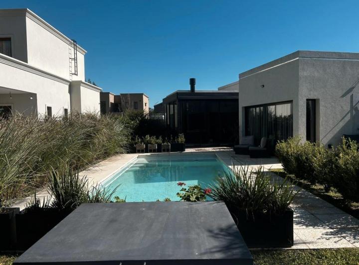 Casa · 220m² · 4 Ambientes · 2 Cocheras