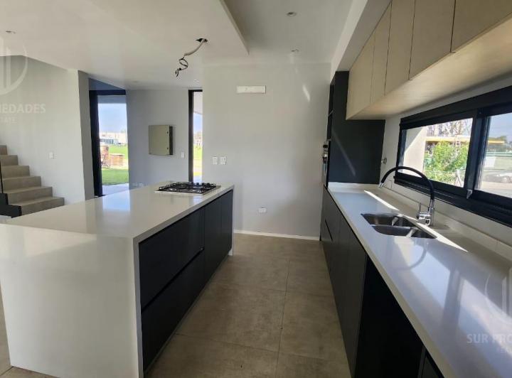 Casa · 229m² · 5 Ambientes · 2 Cocheras