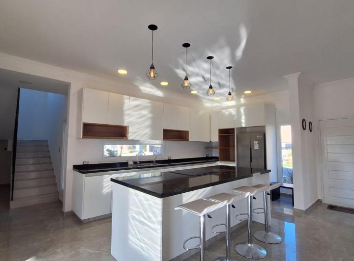 Casa · 210m² · 5 Ambientes · 1 Cochera