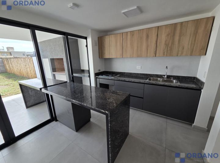 Casa · 140m² · 5 Ambientes · 1 Cochera