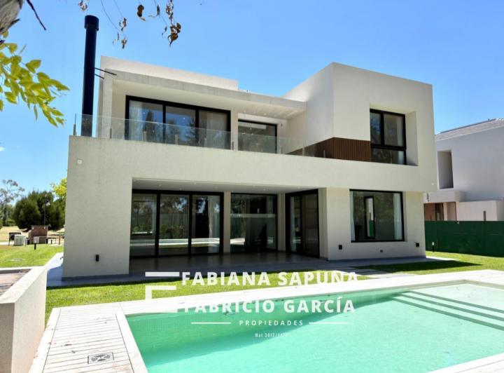 Casa · 274m² · 5 Ambientes · 4 Cocheras