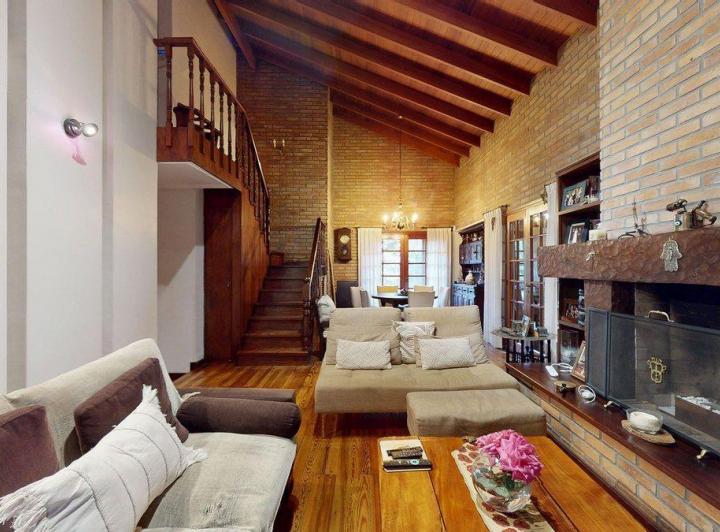 Casa · 239m² · 7 Ambientes · 2 Cocheras