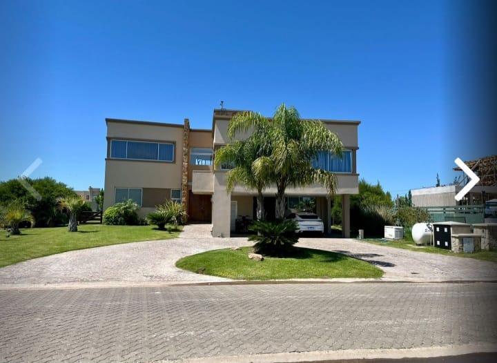 Casa · 420m² · 7 Ambientes · 3 Cocheras