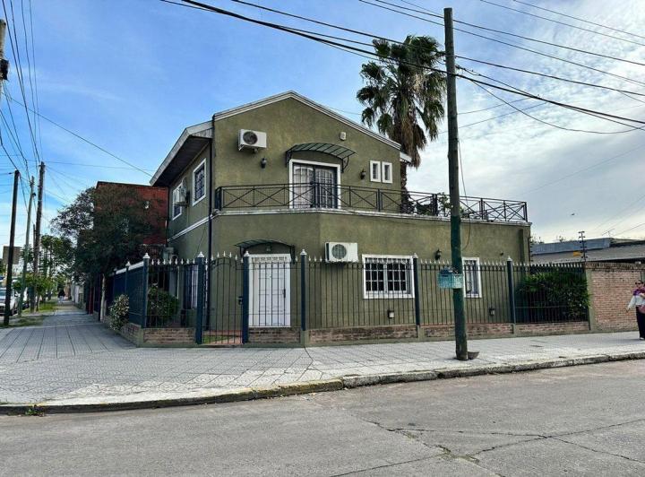 Casa · 200m² · 5 Ambientes · 3 Cocheras