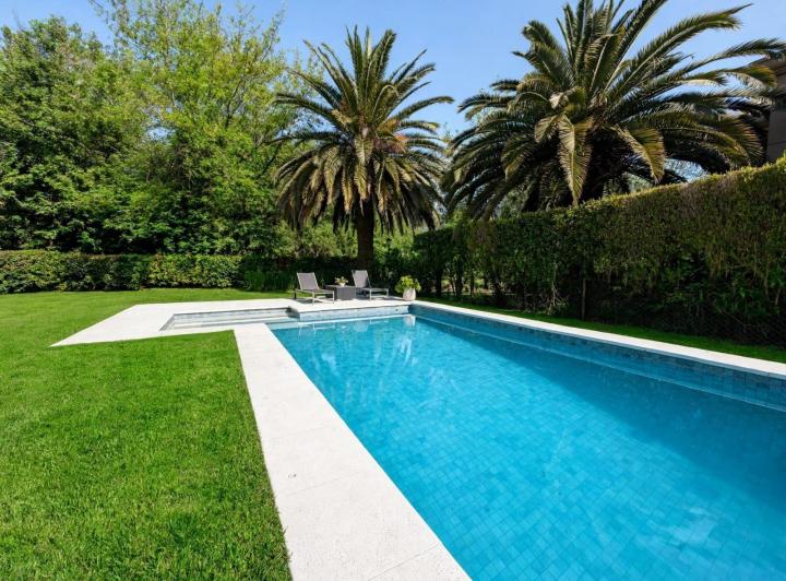 Casa · 235m² · 6 Ambientes · 2 Cocheras