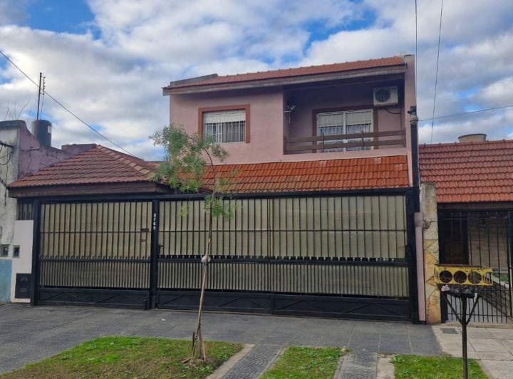 Casa · 200m² · 5 Ambientes · 3 Cocheras