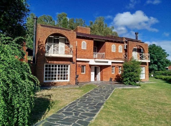 Casa · 300m² · 8 Ambientes · 4 Cocheras