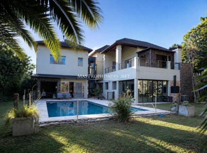 Casa · 340m² · 5 Ambientes · 2 Cocheras