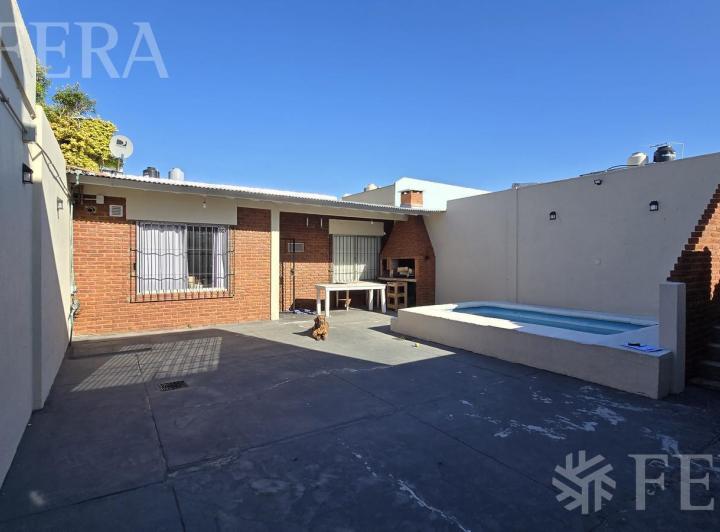 Casa · 165m² · 5 Ambientes · 2 Cocheras