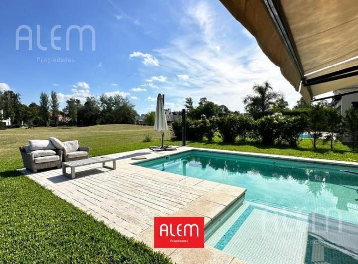 Casa · 335m² · 5 Ambientes · 2 Cocheras