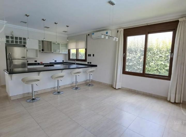 Casa · 365m² · 5 Ambientes · 2 Cocheras