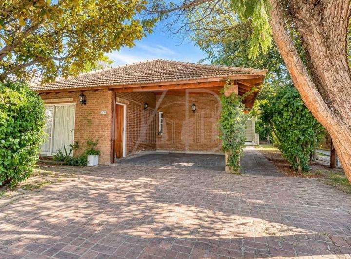 Casa · 180m² · 5 Ambientes
