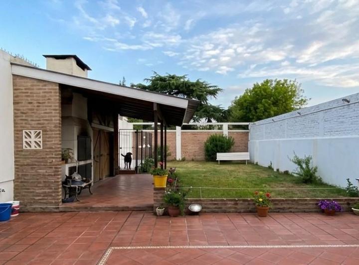 Casa · 270m² · 6 Ambientes · 1 Cochera