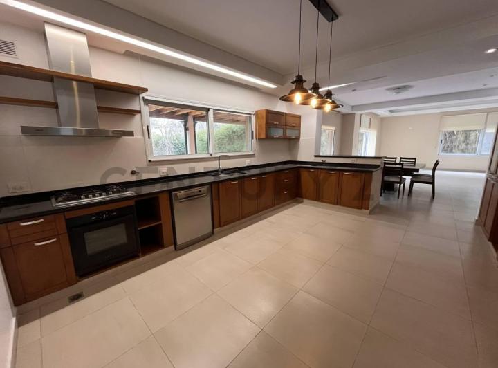 Casa · 500m² · 8 Ambientes · 3 Cocheras