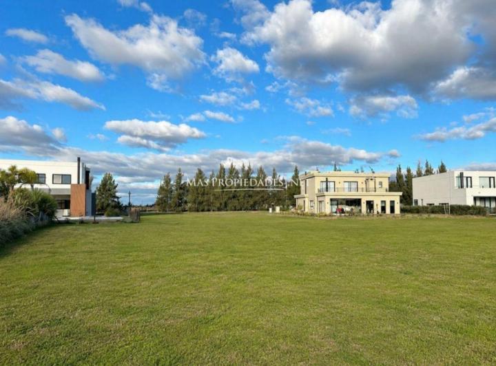 Terreno · 893m²
