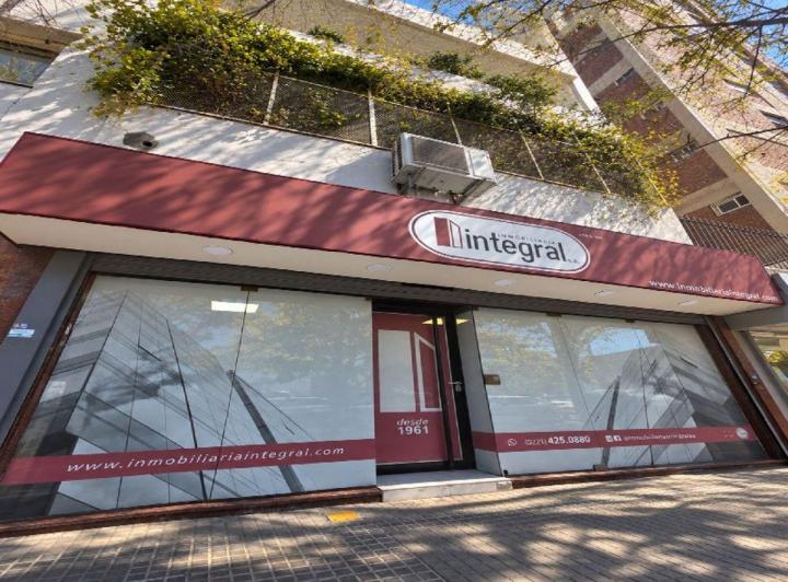 Local comercial · 180m² · 5 Ambientes