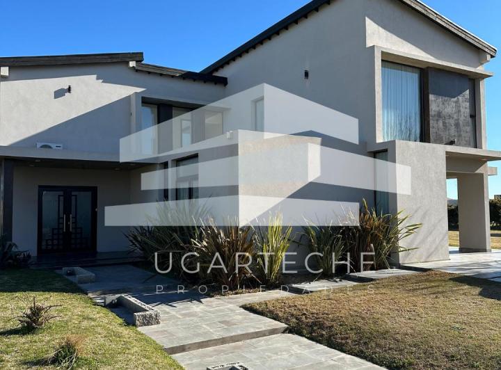 Casa · 400m² · 6 Ambientes · 3 Cocheras