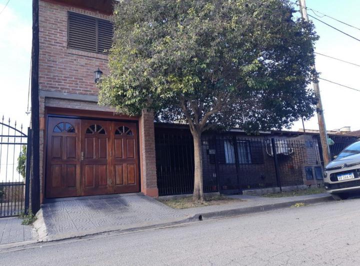 Casa · 130m² · 6 Ambientes · 2 Cocheras