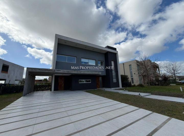 Casa · 240m² · 4 Ambientes · 2 Cocheras