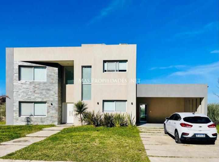 Casa · 200m² · 4 Ambientes · 2 Cocheras