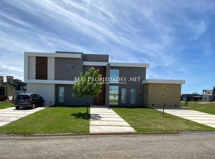 Casa · 214m² · 6 Ambientes · 4 Cocheras